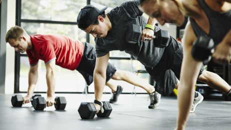 Ćwiczenia w domu, z hantlami, na płaski brzuch - jaki trening warto podjąć w czasie kwarantanny? (fot. Getty Images)