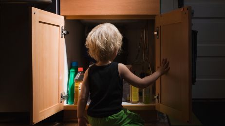 Znacznie wzrosła liczba zgłoszeń dotyczących zatruć u dzieci (fot. Getty Images)
