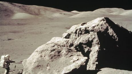 Harrison H. Schmitt w trakcie pobierania próbek skał. misja Apollo 17, 1972 rok (fot. NASA)