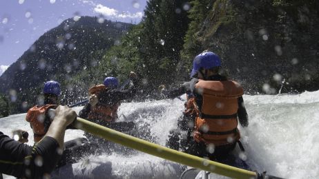Rafting: co to za sport i jakie ma poziomy trudności? Jak zacząć przygodę z raftingiem? (fot. Getty Images)