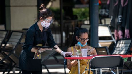 Jak bezpiecznie jeść na mieście? (fot. Getty Images)