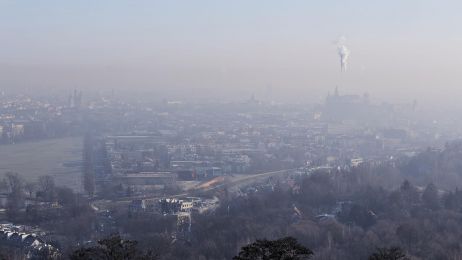 Elektrownie, przemysł i inne działania emitujące dwutlenek węgla ograniczały produkcję gazów cieplarnianych podczas blokad związanych z koronawirusem. (Photograph by Bartek Sadowski, Bloomberg/Getty Images)