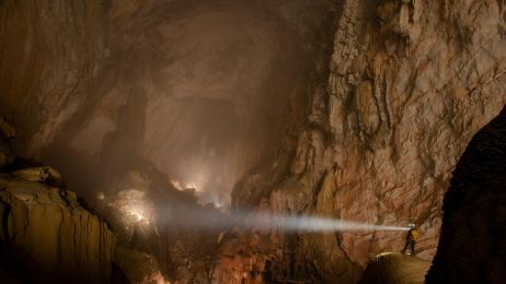 Hang Son Doong, położona w parku narodowym Phong Nha Ke Bang w Wietnamie, może być największą jaskinią na świecie (Photograph by Carsten Peter, Nat Geo Image Collection)