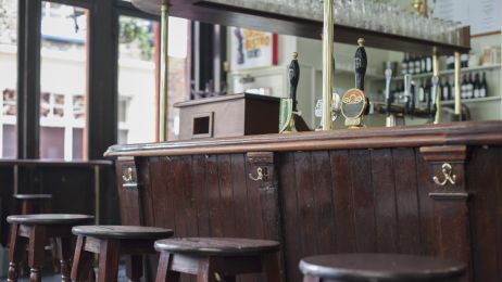 Puby i restauracje w Wielkiej Brytanii wznowią działalność 4 lipca (fot. Getty Images)