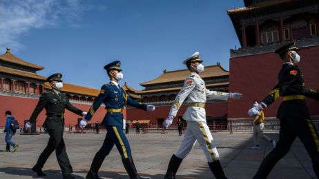 Chińscy żołnierze jako pierwsi zostaną zaszczepieni na koronawirusa (fot. Getty Images)
