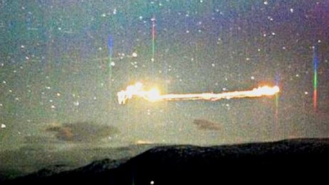 Światła z Hessdalen to niewątpliwie jedno z najbardziej tajemniczych dziwnych zjawisk na niebie (fot. amatorskie zdjęcie świateł/za Wikipedia)