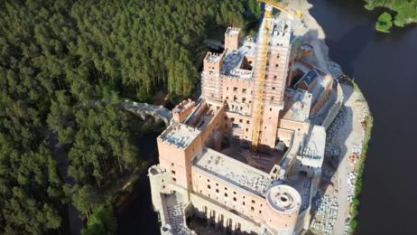Mimo śledztwa zamek wciąż rośnie (fot. YouTube/ Andrzej Teclaw)