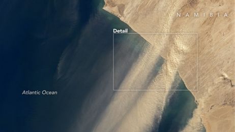 Ogromna chruma pyłu i piasku nad Atlantykiem (fot. USGS/Landsat 8/OLI)