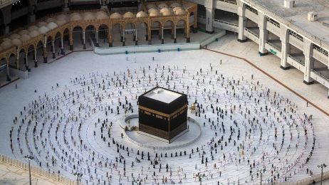 Muzułamańscy pielgrzymi zachowują dystans społeczny (Saudi Ministry of Media via Getty Images)