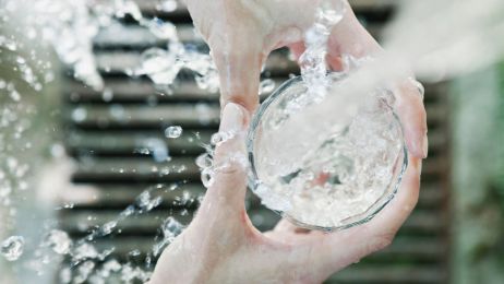 Skład pitej przez nas wody ma wpływ na nasze samopoczucie psychiczne (fot. Getty Images)