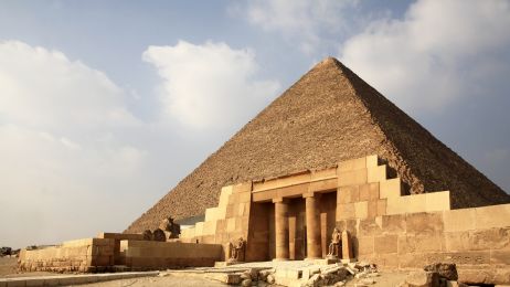 Teorie o pozaziemskim pochodzeniu piramid wciąż są żywe (fot. Getty Images/Bruce Yuanyue Bi)