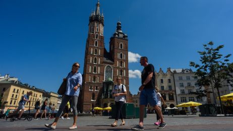 Kraków apeluje do mieszkańców i turystów o dostosowanie się do nowych zaleceń (fot. Getty Images)