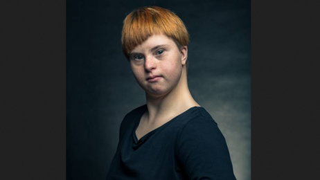 "Portrety trochę inaczej".  Zdjęcia fotografa National Geographic oswajają wizerunek osób z Zespołem Downa