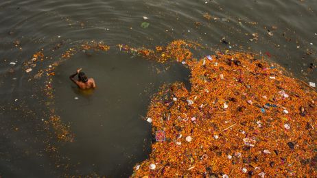 Mężczyzna obmywa się w Gangesie