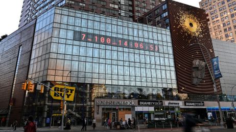 Zegar na Manhattanie odlicza do katastrofy klimatycznej. Zostało 7 lat i 100 dni (fot. Getty Images)