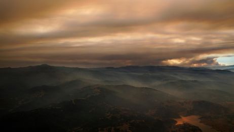 Dym z pożaru wypełnia powietrze nad Doliną Krzemową. Widok z lotu ptaka, środa 19 sierpnia 2020 r., San Jose w Kalifornii. (Photograph by Marcio Jose Sanchez, AP)Photo