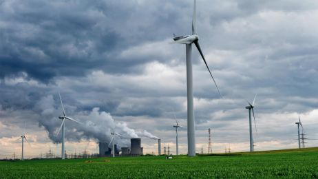 Turbiny wiatrowe otaczają elektrownię węglową w pobliżu Garzweiler w zachodnich Niemczech. Odnawialne źródła energii wytwarzają obecnie 27 procent energii elektrycznej w kraju (fot. Luca Locatelli/National Geographic)
