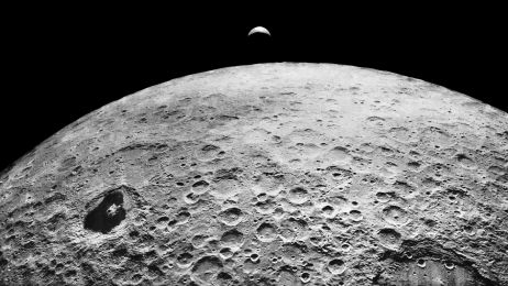 Obserwacja widma powierzchni asteroida sugeruje, że może być  ona częśćią naszego Księżyca (fot. Getty Images)