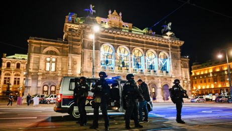 Policjanci przed Wiedeńską Operą Narodową. Policja zablokowała ulice wokół placu Schwedenplatz i wezwała ludzi do pozostania w domach (fot. Michael Gruber / Getty Images)