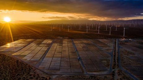 Turbiny wiatrowe i moduły słoneczne pokrywają pustynię Mojave w hrabstwie Kern w Kalifornii. Przemysł solarny i wiatrowy nadal produkuje mniej niż 10 procent całej energii elektrycznej w Stanach Zjednoczonych. (fot. David Guttenfelder)