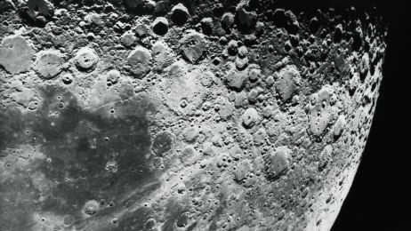 Woda na Księżycu - to ważna wiadomość dla misji Artemis, która ma wystartować w 2024 roku (fot. Getty Images)