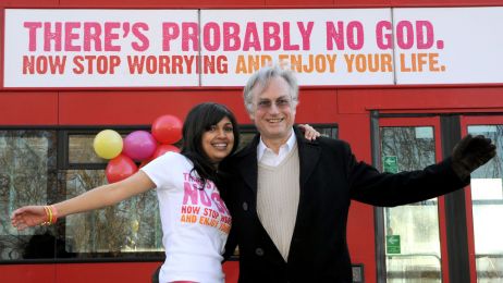 Profesor Richard Dawkins (po prawej) pozuje z dziennikarką Guardian Ariane Sherine w ramach kampanii promującej ateizm fot. Getty Images