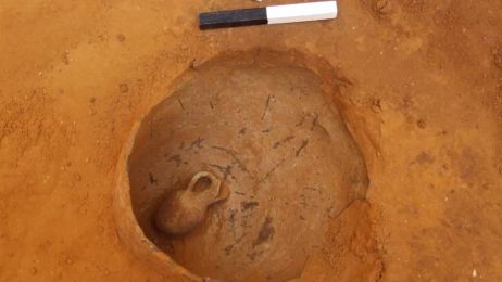 Ceramiczny dzban, w którym znaleziono szczątki niemowlęcia (fot. Yoav Arbel/Israel Antiquities Authority)