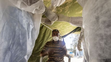 Nowe wirusy mogą być o wiele groźniejsze od SARS-CoV-2 odpowiedzialnego za obecną pandemię - uważa Muyembe (fot. Getty Images)