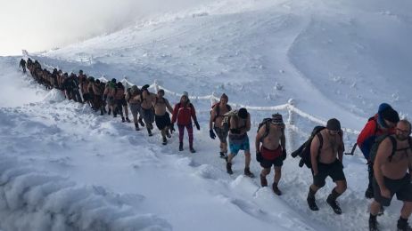 Wim Hof z grupą 60 ochotników w drodze na Śnieżkę w 2017 roku (fot. Instagram Wim Hof)
