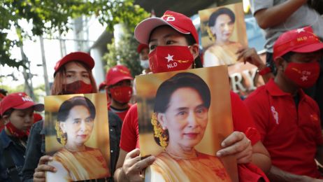 Birmańczycy mieszkający w Tajlandii trzymają zdjęcia przywódczyni Birmy Aung San Suu Kyi podczas protestu przed ambasadą Birmy w Bangkoku w Tajlandii w poniedziałek 1 lutego 2021 roku. fot AP/Associated Press/East News