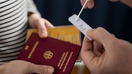 Paszporty szczepionkowe zwalniałyby z obowiązkowych testów i kwarantanny (fot. Getty Images)