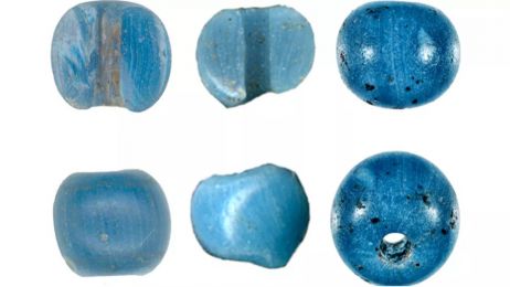 Szklane niebieskie koraliki mogą pochodzić z połowy XV wieku, choć niektórzy badacze nie zgadzają się z takim datowaniem (fot. Lester Ross; Charles Adkins)