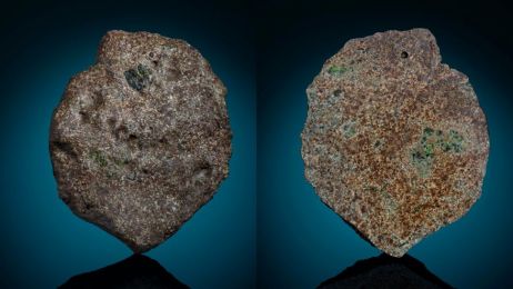 Dwa fragmenty EC 002, główna część meteorytu znajduje się w Maine Mineral and Gem Museum (Fot. Maine Mineral and Gem Museum/Darryl Pitt)