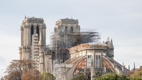 Pożar katedry Notre Dame uszkodził zabytkową świątynię, całkowicie niszcząc m.in. jej dach, część kamiennego sklepienia w głównej nawie oraz XIX-wieczne witraże (fot. Getty Images)
