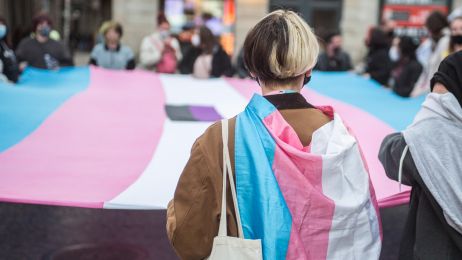 Osoby transpłciowe, ich bliscy i zwolennicy  protestowali przed budynkiem hiszpańskiego parlamentu (fot. Getty Images)