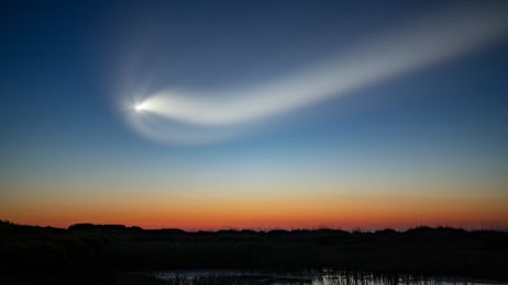 Powracająca na ziemię rakieta Falcon 9 z oddali przypominała spadającą gwiazdę (fot. Getty Images)
