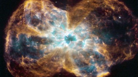 Wypalona gwiazda, zwana białym karłem, to biała kropka w środku (Fot. Kosmiczny Teleskop Hubble'a/Photo12 / Universal Images Group via Getty Images)