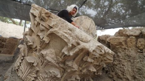 Ozdobna głowica jednej z marmurowych kolumn (fot. Facebook/Israel Antiquities Authority)