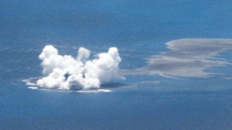 Kłęby dymu oraz tworząca się na powierzchni Oceanu Spokojnego nowa wyspa, uchwycone przez straż przybrzeżną (fot. JAPAN COAST GUARD)