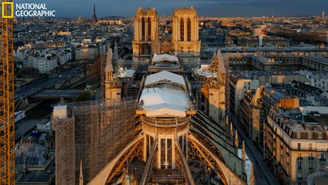 Jak lata się dronem wokół Notre Dame?