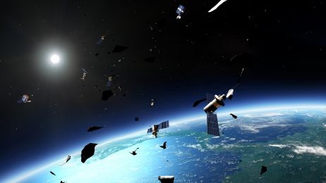 Co zrobić z lawinowo rosnącą liczbą kosmicznych śmieci? Niedawno dołączyło do nich 40 satelitów Elona Muska (fot. Getty Images)