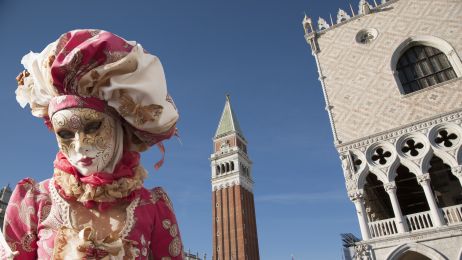 Karnawał w Wenecji przez wiele lat był zakazany. Pod maskami chowała się rozpusta