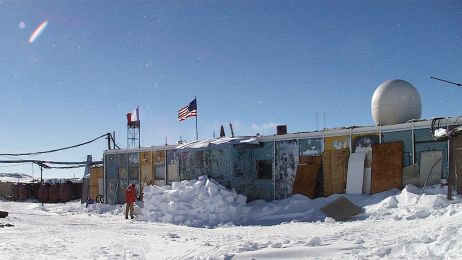 Rekordowe fale upałów uderzyły jednocześnie w Arktykę i Antarktykę. To skutki zmian klimatu (fot. NSF/Josh Landis, employee 1999-2001, Wikimedia Commons, public domain)