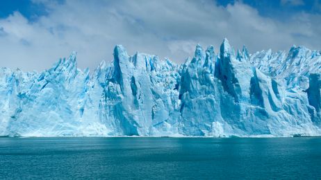 Drogę na kontynent amerykański przegradzała niegdyś gigantyczna ściana lodowa. Miała ponad 900 m wysokości! (fot. Getty Images)