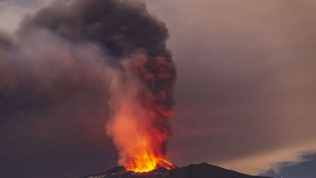 Rodzaje wulkanów - jak się je dzieli ze względu na aktywność i budowę? (fot. Salvatore Allegra/Anadolu Agency via Getty Images)