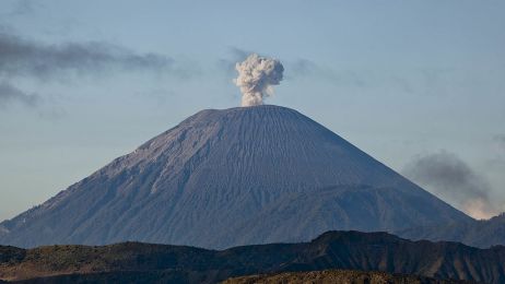 Wulkany Indonezji - które z nich można zdobyć? (fot. Ulet Ifansasti/Getty Images)