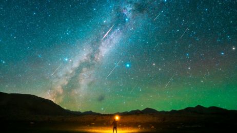 Noc spadających gwiazd. Kiedy na niebie widać najwięcej meteorów? Jak obserwować spadające gwiazdy? (Fot. VCG via Getty Images)