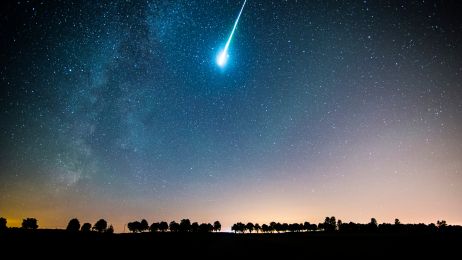 Spadające gwiazdy – czym są i jak je obserwować? Ciekawostki o meteorach i meteorytach (fot. Getty Images)