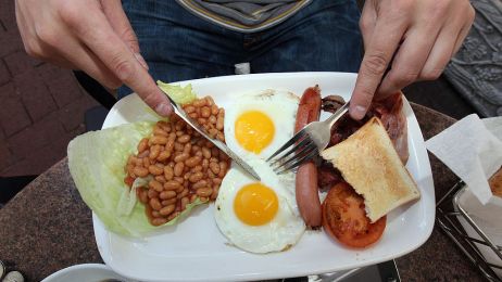 Angielskie śniadanie bez mięsa? Brytjskie hotele wprowadzają roślinne zmiany w menu