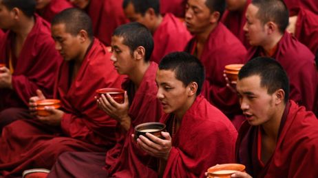 Dlaczego mnisi żyją w celibacie? Bo przynosi to zaskakujące, długofalowe korzyści ewolucyjne, odkryli antropolodzy (fot. He Penglei/China News Service/Visual China Group via Getty Images)